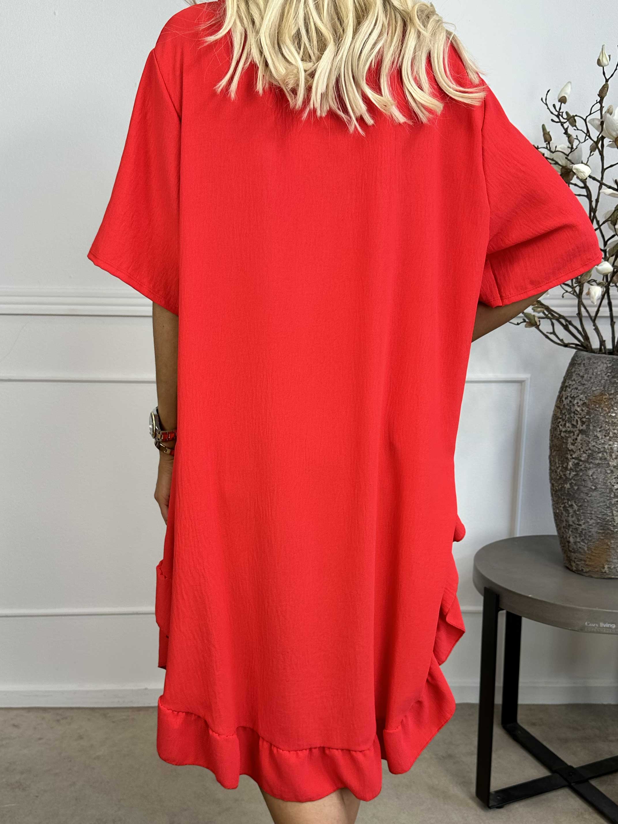 Emmelie - Klänning i viskosblandning med volangkant och fickor.